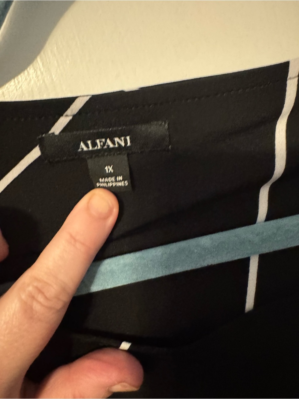 Like New Alfani Black & White Geometric Asymmetrical Line Print Top โ 1X - Picture 9 of 11